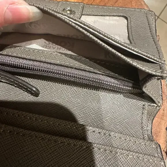 Michael Kors Taupe Wallet Jet Set Medium Travel Everyday Perfect Size ID Slot - Picture 4 of 8